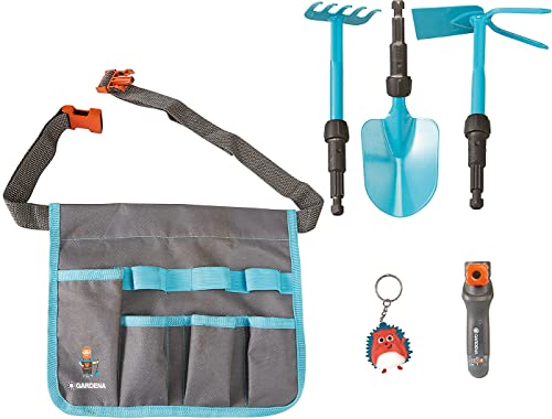 Happy People GARDENA Gürteltasche 7-teilig – Gartenset für Kinder ab 3 Jahren mit Schaufel, Rechen, Hacke, Handgriff, Schlüsselanhänger & Gartenbroschüre – GARDENA for little gardeners Happy People GARDENA Gürteltasche 7-teilig – Gartenset für Kinder ab 3 Jahren mit Schaufel, Rechen, Hacke, Handgriff, Schlüsselanhänger & Gartenbroschüre – GARDENA for little gardeners