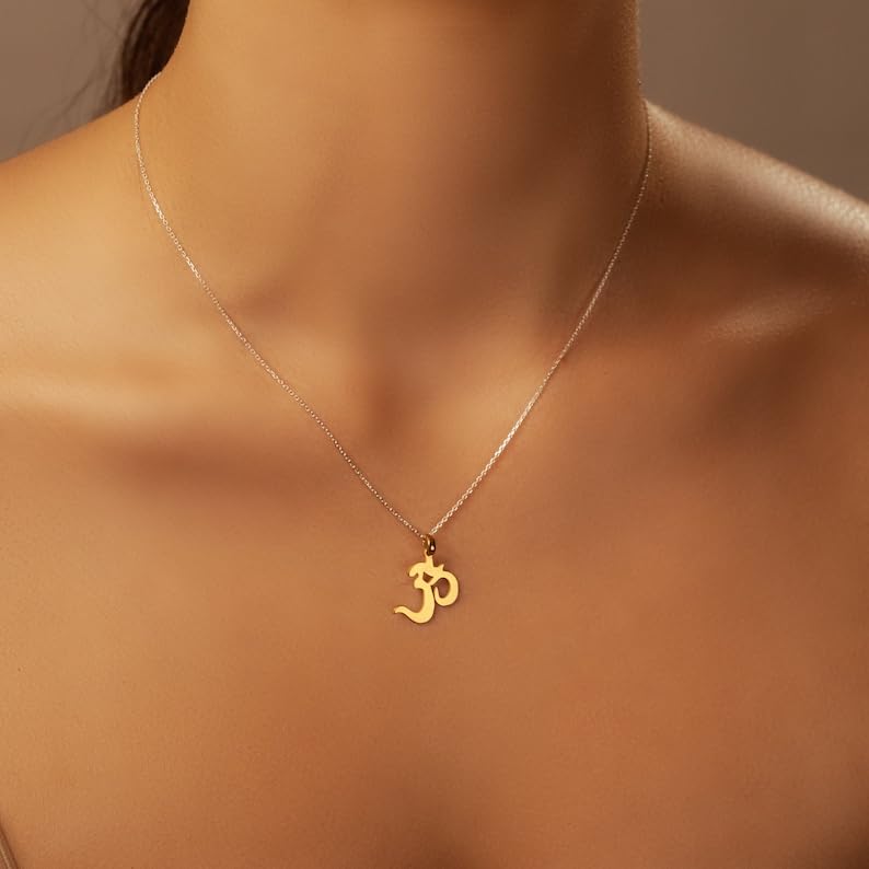 Collana con ciondolo Om minimalista in argento sterling 925 dalla forma particolare, con catena a maglia fine da 45 cm e ciondolo placcato oro. Gioiello ricco di significato |WWS_3DM_00745