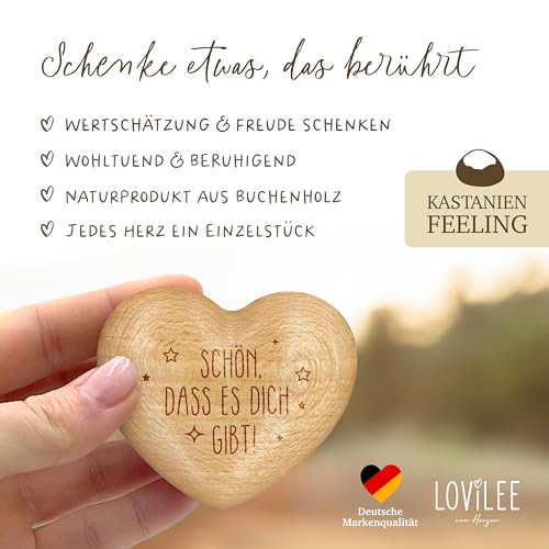 LOViLEE Schön dass es dich gibt - Handschmeichler Holz Glücksbringer Prüfung - Holz Herz inkl. Geschenkbeutel & Grußkartenset - Mutmacher Geschenk, Schutzengel Geschenk, Gute Besserung Geschenke