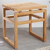 Der Holzhocker eignet sich besonders als praktische Sitzgelegenheit und Ablagefläche im Bad