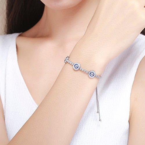 joven que lleva puesta la pulsera con el ojo turco de Goxo