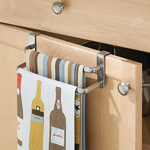 mDesign Toallero sin taladro con dos barras - Ideal para paños de cocina o toallas – Percha para puerta fácil de montar en armarios de cocina y baño – Toallero de barra doble - Metal plateado