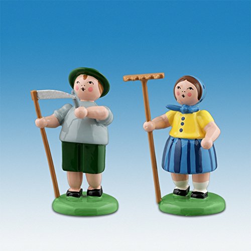 Figurine paysan bois 7cm décor montagne avec râteau et faux miniatures