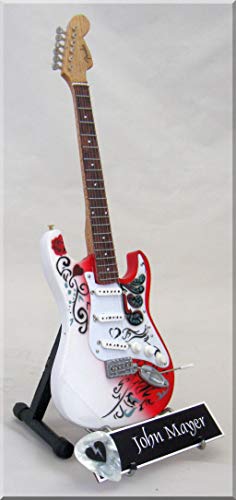 JOHN MAYER Guitare Miniature avec médiator Monterey Pop - Les Beatles, Paul McCartney, John Lennon, RIngo Starr, George Harrison JOHN MAYER Guitare Miniature avec médiator Monterey Pop