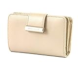 Die MANDARINA DUCK Geldbörse ist in einer flachen Form und bietet Ihnen dabei trotzdem genügend Platz, um Ihre Karten aufzubewahren. Die Geldbörse ist in einem schicken Design und mit silberfarbenen Applikationen ausgestattet. Maße: 14,5 x 8,5 x 1,5 cm