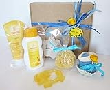 Además la caja contiene un cupcake hecho con un babero TOMMEE TIPPEE, superabsorbente, cierre de velcro y con unos calcetines en Algodón 1-6 meses (la marca puede variar entre GAP, DULCE, ZARA kids, etc.); un mordedor refrigerante CANPOL BABIES, que alivia el dolor durante la dentición (no tóxicos, no BPA, el modelo y el color pueden variar respecto a los de la foto siendo siempre igual de valor); una esponja natural SUAVINEX 100% natural (o un sonajero para bebés).