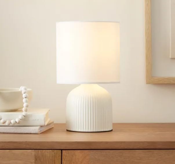New Chic Ribbed Ceramic Table Lamp –White, A Timeless and Versatile Lighting Solution for Contemporary Living Areas. Ideal for Enhancing The Ambiance of Any Space.