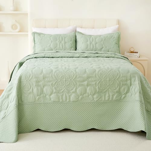 Image of EVENHUG Oversized King Quilt California King Size Lightweight Bedding Set Reversible Bedspread Coverlets for All Seasons 3 Piece (Sage Green 120 inchx120 inch)