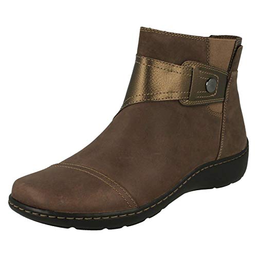 Clarks Botas de cuero Cora Tropic de tacón bajo para mujer con acabado metálico, marrón claro, 40 EU