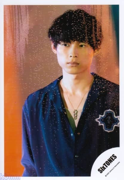 Amazon.co.jp: Six TONES 公式 生 写真（松村北斗）ST00589 : おもちゃ