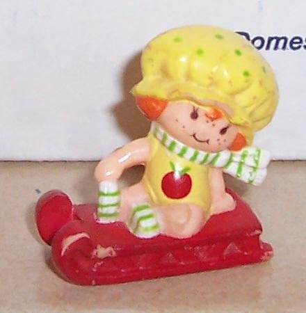 1982 Kenner Strawberry Shortcake Apple Dumplin On Sled Miniature Figure