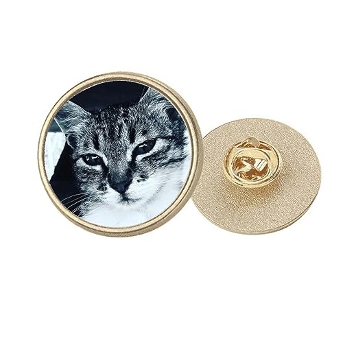 Broche chat gris en métal doré pour sublimer votre veste en laine