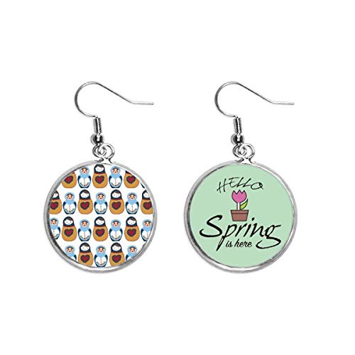 Pendientes de matryoshka rusa con acabado artístico artesanal y estética decorativa