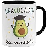 OM3® lustige Avocado Kaffee-Tasse mit Spruch - Bravocado You Smashed It - Glückwunsch Abschluss bestandene Prüfung - Keramik Becher - 325ml - Beidseitig Bedruckt - Schwarz