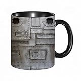 Facilité d'entretien : Pour préserver l'éclat de l’impression et la qualité de la céramique, il est recommandé de laver le mug à la main avec de l'eau tiède. Il n'est pas adapté au lave-vaisselle. De légères variations de taille, pouvant aller jusqu'à 1 cm, sont normales en raison de la fabrication artisanale. À noter : la zone autour de l'anse reste sans impression, ce qui est une caractéristique du design.