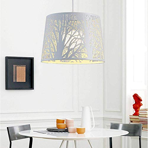 Éclairage suspension minimaliste blanc pour illuminer un salon sombre