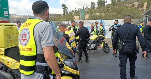 『Attentato a Gerusalemme: 6 morti, Hamas esulta - De Luca fa saltare l'endorsement a Fico』のカバーアート