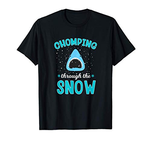 Christmas Shark Chomping Through The Snow Funny Snow Day Camiseta