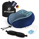 Nackenkissen Reise aus Memory Foam - Nackenkissen Auto mit Schlafmaske und Ohrstöpsel für erholsames Reisen - Nackenkissen Flugzeug - Nackenhörnchen - STYNGARD (blau, Klickverschluss)