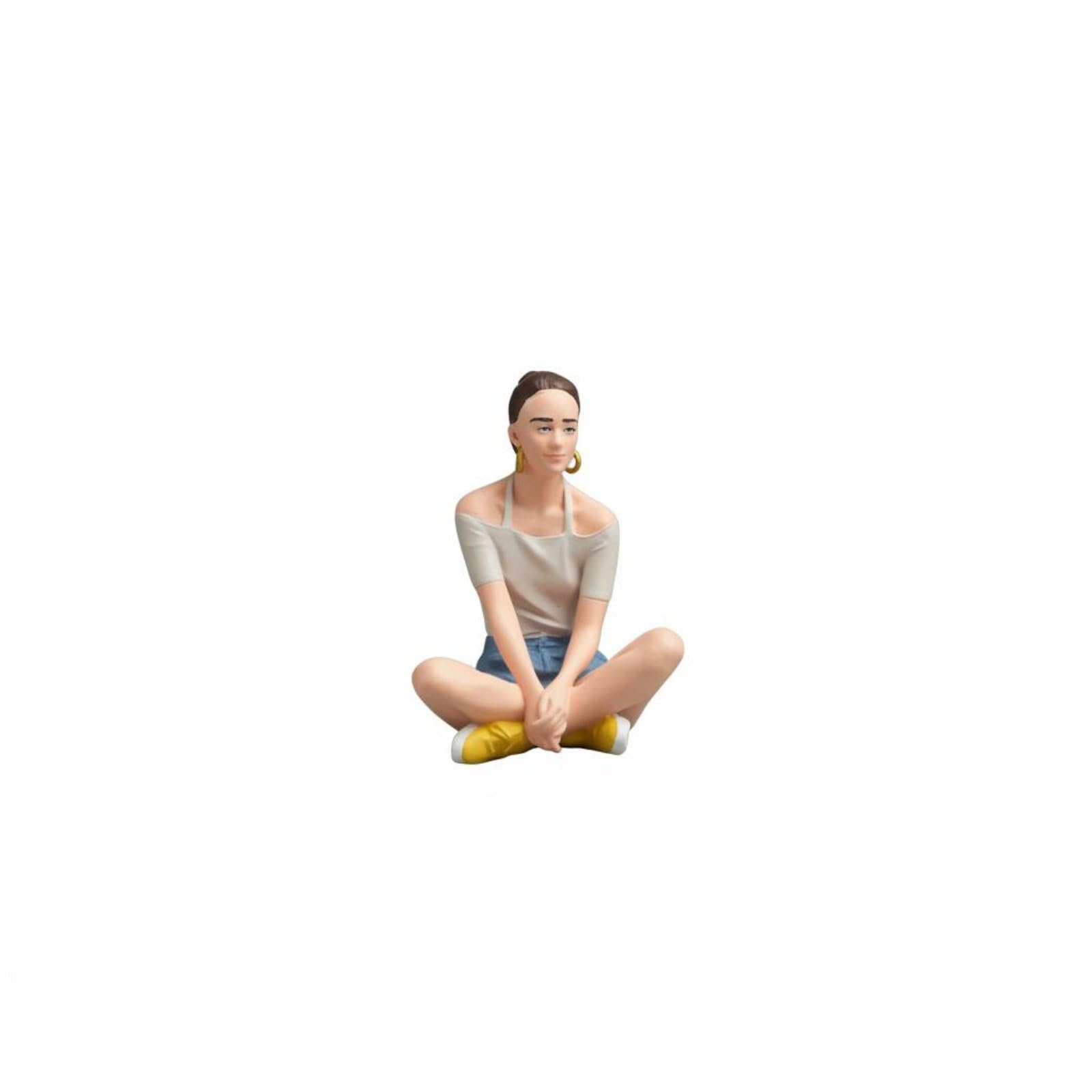 Figurine résine personnage peint femme assise réalisme maquette