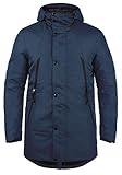 DETAILS & HIGHLIGHTS: Wattierter Parka, gestepptes Innenmuster, Kapuze mit hochabschließendem Kragen und Tunnelzug, robustes und griffiges Obermaterial aus 100% Polyester, eine Innentasche (Druckknopf), die Eingriffstaschen sind durch einen langen Reißverschluss mit den Brusttaschen verbunden, versteckter Reißverschluss mit Druckknopfleiste, gerippte und windschützende Ärmelbündchen, Gummi-Patch am linken Oberarm