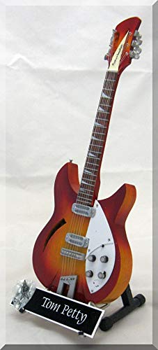 TOM PETTY Guitare Miniature avec médiator Gretsch Rickenbacker - Les Beatles, Paul McCartney, John Lennon, RIngo Starr, George Harrison TOM PETTY Guitare Miniature avec médiator Gretsch Rickenbacker – Image 3