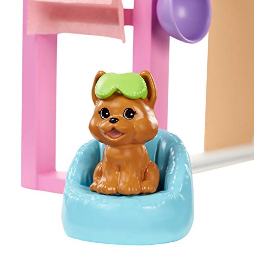 Barbie con su mascarilla, playset de spa, muñeca con accesorios (Mattel GJR84)