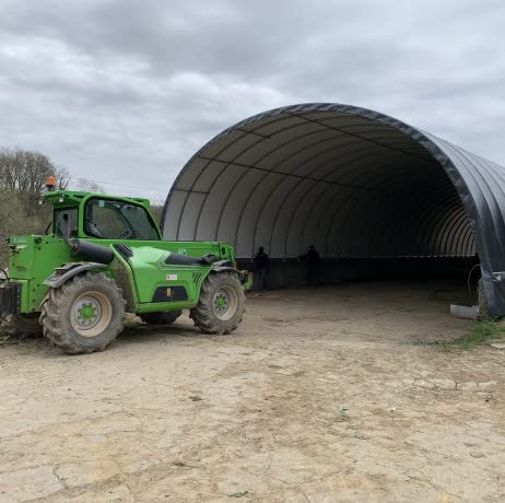Atout Loisir Abri Tunnel Deschamps larg 9.30m Pas à 1.50m, L 12 m, Type Camion 640 GR/m² Gris foncé, Façade 1 Porte Souple et 1 façade avec Filet, Fixation au Sol Sol Terre bâche entérrée Cover