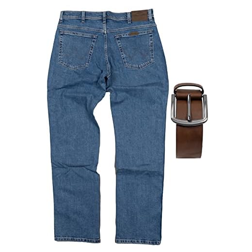Wrangler Texas Herren Jeans, Blau (DARKSTONE, Mild blue), 42W / 30L 7 Regular Fit Wrangler Stretch Herren Jeans inkl. Texas Gürtel (Stonewash + Brauner Gürtel, W36/L32)