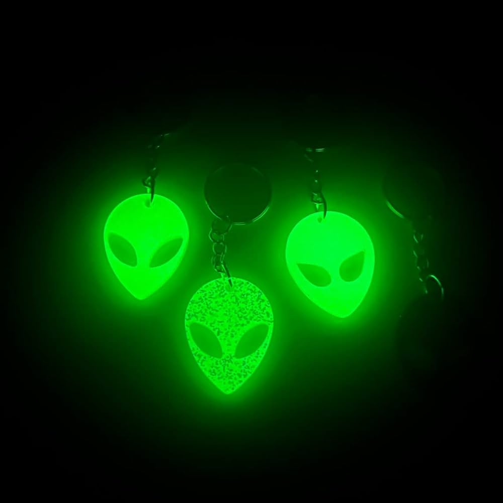 激レア　ALIEN GLOW-IN-THE-DARK KEYRING Amazon.com: Glow In The Dark Alien Keychain, Black light