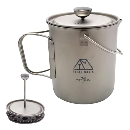 TITAN MANIA(チタンマニア) コーヒー フレンチプレス キャンプ チタン製 アウトドア 750ml 軽量 折りたたみハンドル付き ベイルハンドル コーヒーメーカー プレス式 コーヒーカップ ポット クッカー コッヘル キャンプ用品 収納袋付き（Amazon）