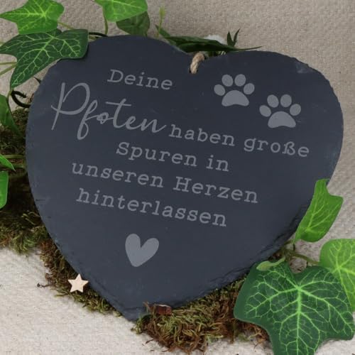 Spruchreif | Wetterfestes Schieferherz mit Gravur „Deine Pfoten haben große Spuren hinterlassen“ | Herzförmige Schiefertafel zum Aufhängen | Erinnerung & Trauergeschenk für Haustiere