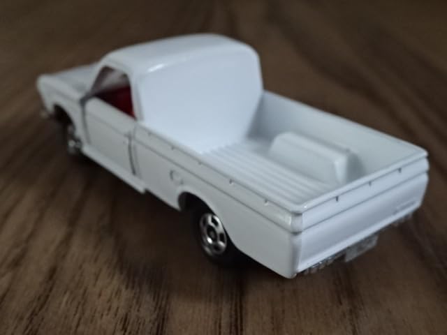 Amazon.co.jp: Tomica Datsun 1300 Truck 1/62 Miniature Car TOMICA