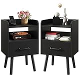 Elegante e moderno: Due ripiani aperti tengono i vostri libri, piante e lampade sempre a portata di mano, mentre il cassetto in tessuto nasconde il disordine come caricatori, caschi e accessori. La texture del cassetto in tessuto crea un contrasto tactil e accogliente con il corpo pulito e chiaro, unendo il minimalismo moderno alla praticità accogliente — ideale per la camera da letto, il salotto o un angolo accogliente per leggere e lavorare