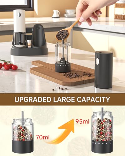 CIRCLE JOY Set Macina Elettrico per Sale e Pepe con Stazione di Ricarica Doppia Facile da Trasportare, Contenitore Trasparente da 95ml, Luce Led Bianca e Ruvidità Regolabile Esterna, Nero Bianco - immagine 6