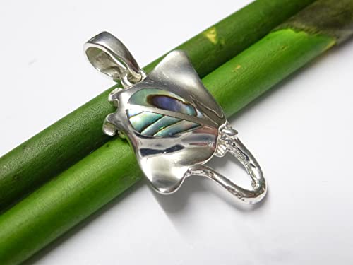 Pendentif raie en argent et ormeau, le cadeau d'anniversaire parfait