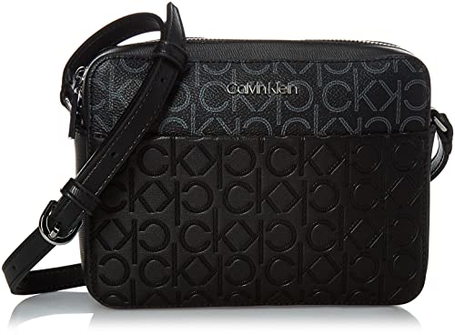 Per il tuo prossimo viaggio, questo borsa a tracolla di Calvin Klein è proprio la cosa. Il borsa delizia con la sua eleganza sportiva e sembra semplicemente meraviglioso se combinato con gioielli color argento! Dimensioni: 20 x 15 x 6 cm