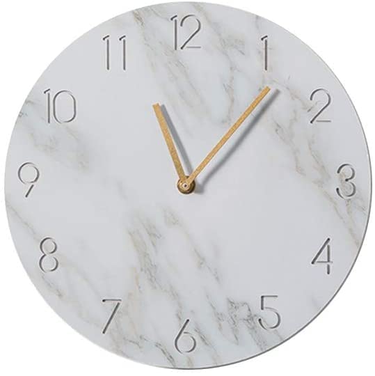 Horloge murale mince en marbre pour habiller un mur de salon vide