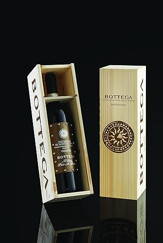 La peculiarità del Brunello Riserva Prêt-à-Porter sta nell’invecchiamento di 4 anni che lo rende un vino strutturato, elegante, complesso e di grande longevità. La stilista americana Denise Focil ha creato per Bottega una bottiglia fashion di immediato impatto, arricchita da un’etichetta stampata su di un rettangolo di pelle chiara, incorniciato da una serie di borchie metalliche. Un'elegante cassetta in legno racchiude la bottiglia.