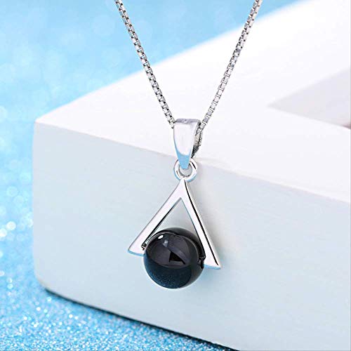 Collier triangle noir avec sa chaîne en argent exquise et fine