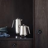 tetera acero esmaltado Eleva tu taza de la mañana y trae un poco de minimalismo escandinavo al té de la tarde con esta exclusiva tetera de acero inoxidable. La forma ergonómica y moderna combinada con el alto brillo de la superficie le dan una calidad casi escultural que seguramente añadirá interés a cualquier mesa.