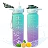 ZZYJRCX Borraccia 1 Litro, Borraccia Motivazionale Senza BPA, Borraccia Sportiva con Cannuccia e Orari per Bere, Borracce di Perdite per Ufficio, Bici, Campeggio, Scuola, Yoga, Palestra (Verde Viola)
