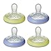 Tommee Tippee Lot de 4 tétines de nuit phosphorescentes - Texture semblable à la peau - Design symétrique orthodontique - 6-18 m - Bleu et jaune