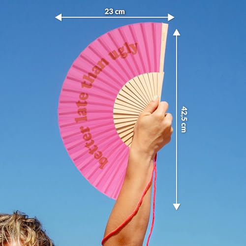 FISURA – Moderner Holzfächer mit der Aufschrift better late than ugly“. Farbenfrohes, originelles Design, rosa-roter Handventilator mit Aufhänger. Maße: 42,5 x 23 cm
