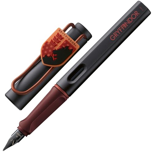Lamy safari Harry Potter Gryffindor™ Füller – Special Edition Füllhalter mit Wappen des Hauses - Stahlfeder in Strichbreite M – mit ergonomischen Griff – inkl. Tintenpatrone T10 blau – Rechtshänder Lamy safari Harry Potter Gryffindor™ Füller – Special Edition Füllhalter mit Wappen des Hauses - Stahlfeder in Strichbreite M – mit ergonomischen Griff – inkl. Tintenpatrone T10 blau – Rechtshänder