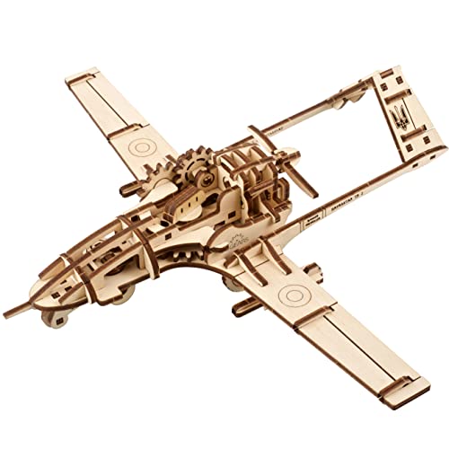 UGEARS Dron de Combate Bayraktar TB2 - Drone Avion Madera maqueta para Montar y Puzzle 3D de timones móviles con cámara móvil y misiles separables - Maquetas para Construir para Adultos y niños