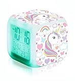 【LUZ CÁLIDA DE NOCHE】Despertador unicornio para niños emite 7 luces de colores, crea una velada romántica para su hijo. Las luces son cálidas y no deslumbrantes, deje que el reloj de cabecera acompañe a su hijo para deshacerse de la oscuridad y darle un dulce sueño.
