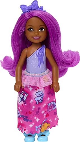 Barbie Dreamtopia Chelsea Royal Puppe mit rosa Haaren, lila Schleife Stirnband und buntem Rock, kleine Puppe biegt sich an der Taille