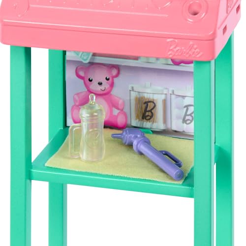 Barbie Coffret Barbie Pédiatre avec poupée blonde en tenue de travail rose, 1 poupée bébé, mobilier pour bébé et accessoires, JCR72