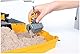 Kinetic Sand Baustellen Koffer - mit 907 g original magischem kinetischem Sand aus Schweden, Baustellenfahrzeug und Zubehör für kreatives Indoor-Sandspiel, für Kinder ab 3 Jahren